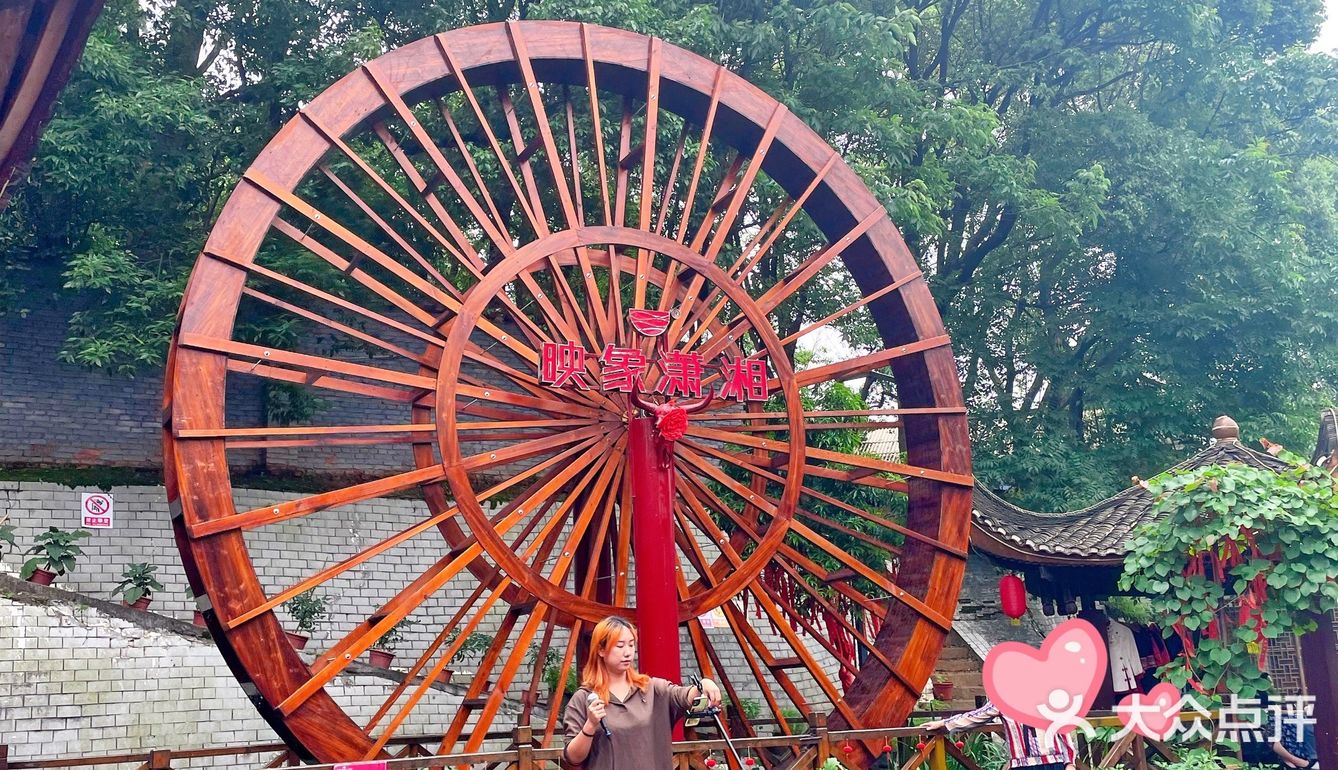 满桌的美食，明天开始减肥[胜利]
