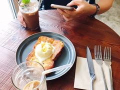 一片法式吐司配冰淇淋球-AO cafe＆bistro