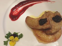香煎鹅肝配焦糖苹果-J·one Bistro吉萬酒厨·牛排