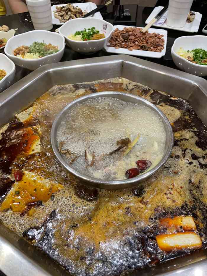 误打误撞吃到了三味渔府的城固老店中午正好人不多相比于汉中晚上小桌