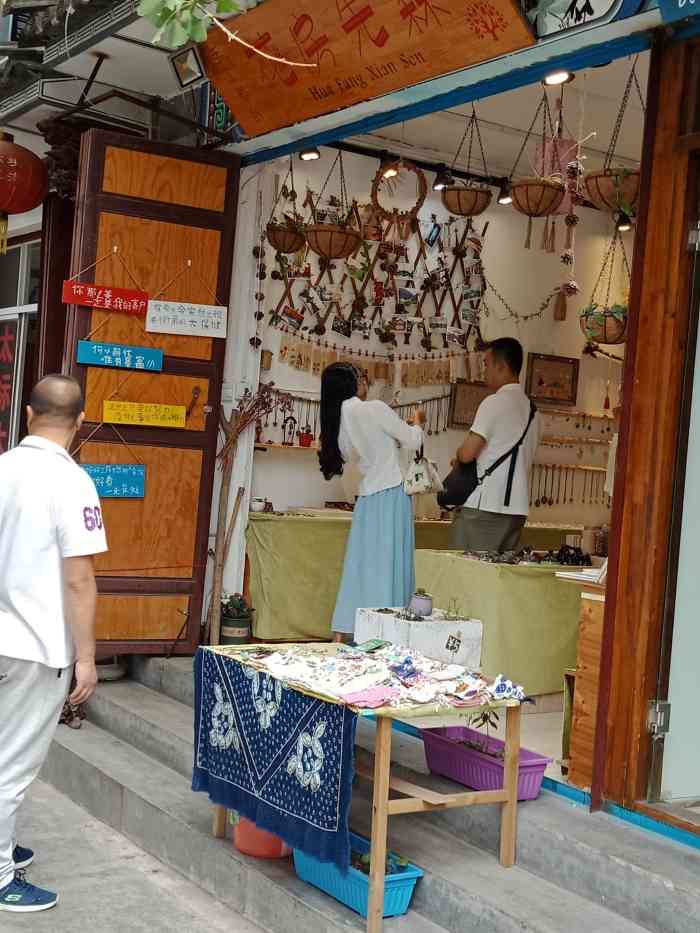 打分 一家手工艺品店,里面的手工艺品种类不多,胜在精致,款式比较独特