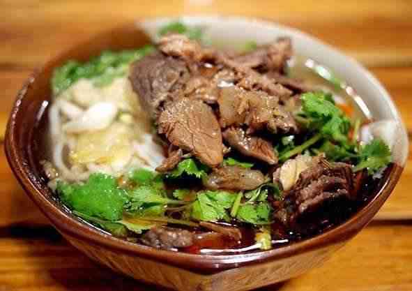 位于蔡家街街边的一个小店店面很小正好对着街道坐在