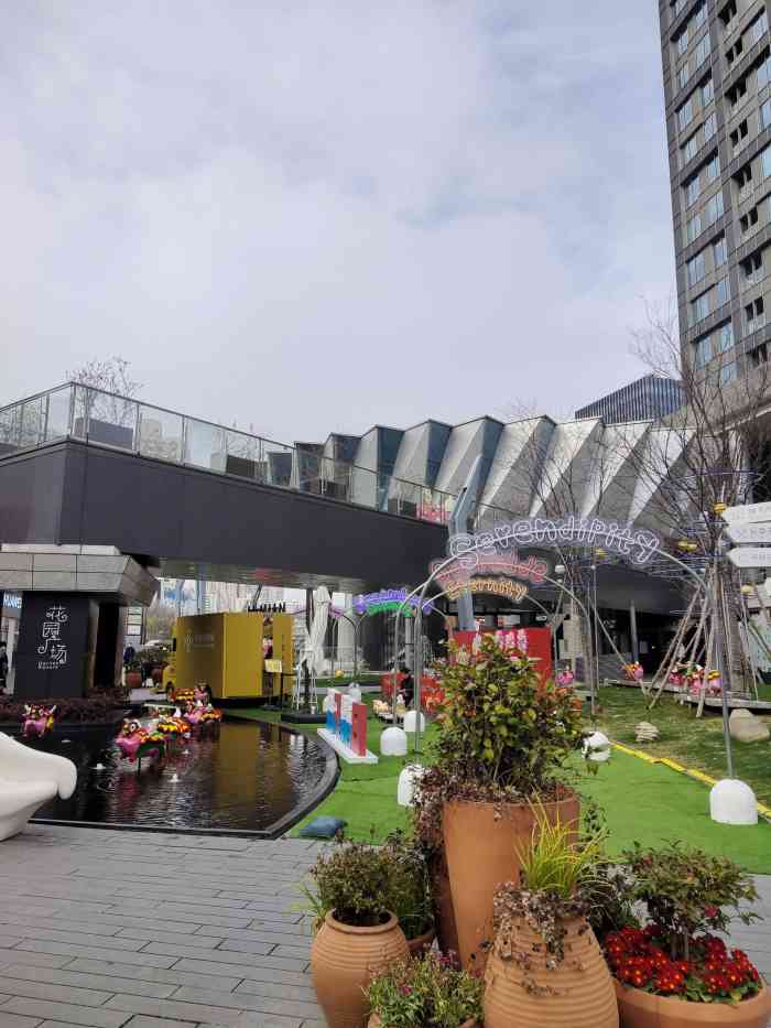 绿地缤纷城-"就在龙华中路地铁站旁,大型的综合商场,餐.