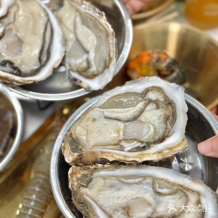 生蚝叠成山！这家火锅店是懂鲜味的！