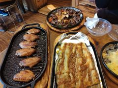 料理烤焦香翅中-老东镇啤酒屋海鲜加工·蒸汽海鲜·海鲜烧烤(台东店)