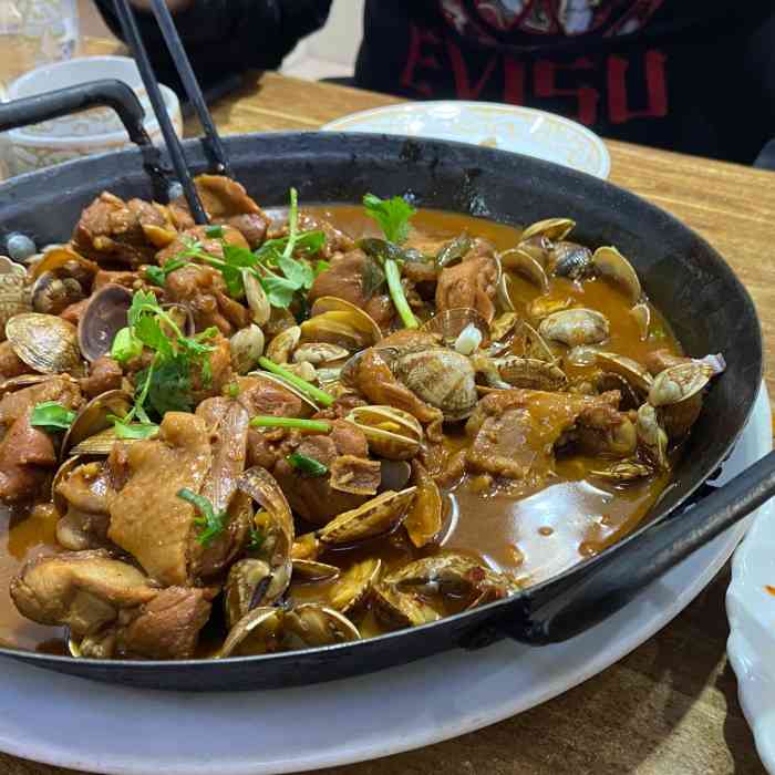 打分 鱼香肉丝和水煮肉片都不错,菜品和隔壁味道都差不多,人却少很多