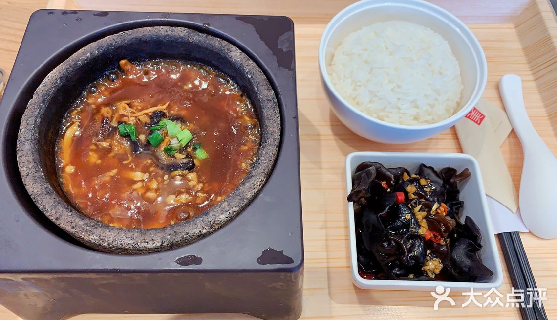 「鮑汁海參撈飯」 用石鍋裝著,熱氣騰騰的,看起來很膠 - 吃喝玩樂精選