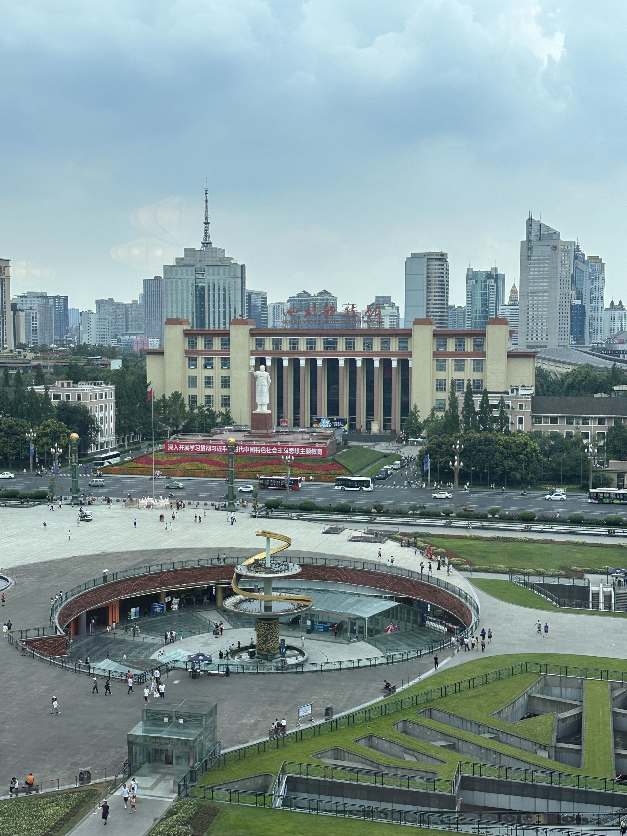 天府广场全景火锅,矮板凳老火锅免费自助小吃让你吃到爽!