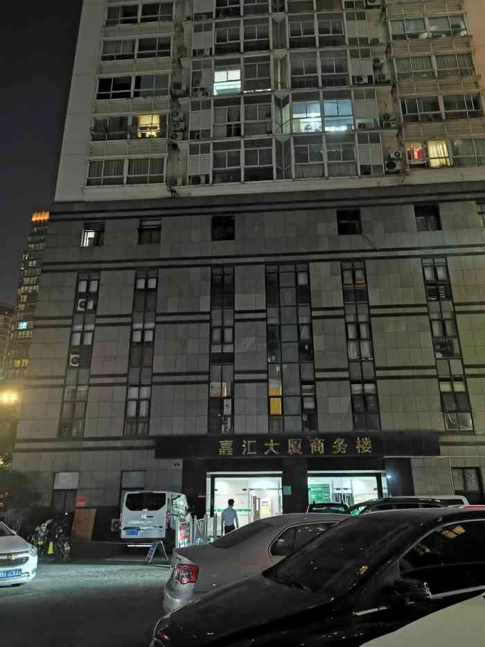 嘉汇大厦写字楼-"在利奇马台风登录杭州的当天我出门了.雨.