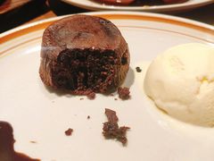 巧克力熔岩蛋糕配香草冰淇淋-萨莉亚意式餐厅(杭州滨江天街店)