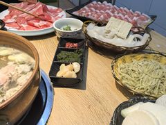 -洞庭洲·防空洞火锅·铜锅涮肉·烧烤(新百广场店)