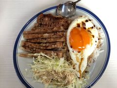 猪颈排鸡蛋扒饭-食运茶餐厅(文化宫店)