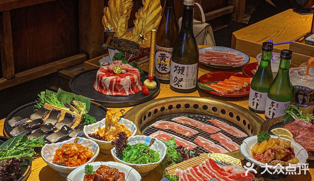 心中的深夜食堂模样 烤肉配小汉堡太绝🍔