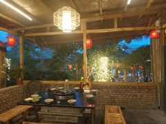 -茅草房·河畔园林火锅