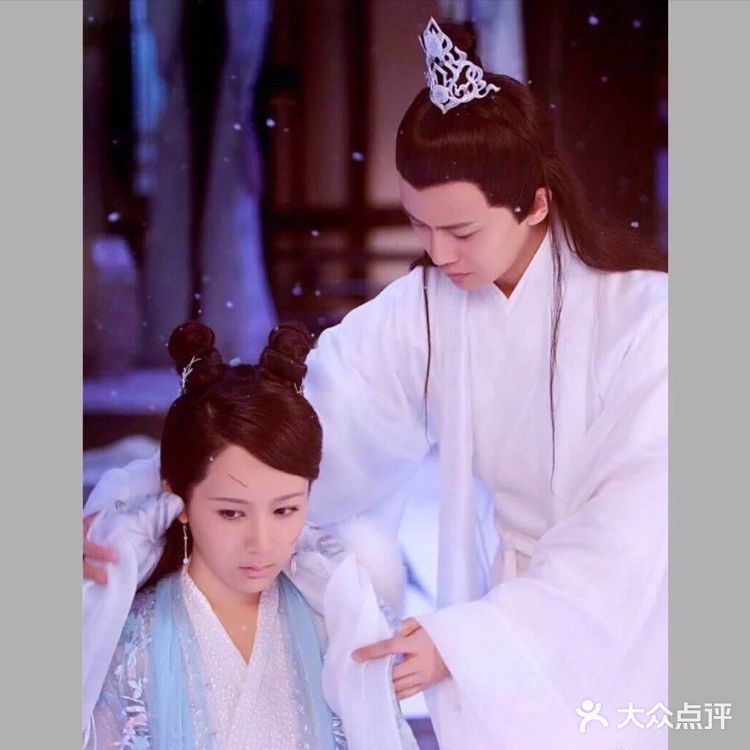 浪漫的雨中漫步，甜蜜的额头吻