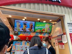 -蜜雪冰城(万达广场外B号门门口外集装箱店)