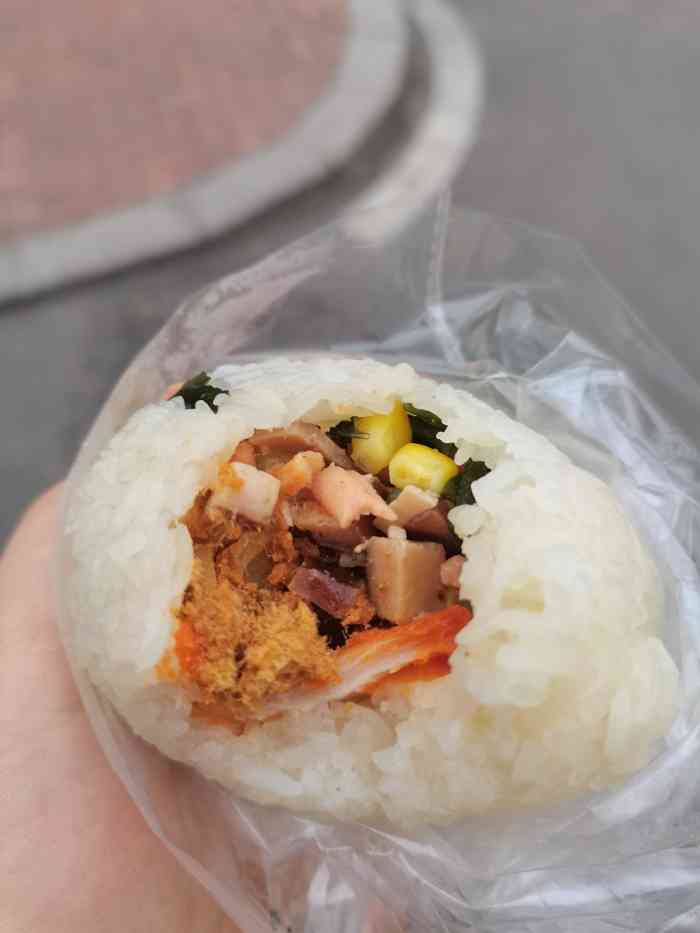 秋英饭团-"刷小视频软件,看到很多人都推荐,虽然离家.