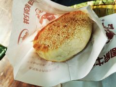 芝麻烧饼-穆得·老周家牛肉烧饼(普利街店)