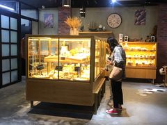 面包甜点陈列柜-啊噗吐呦现场烘焙(麦凯乐店)