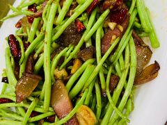 泥蒿炒腊肉-椒香川流不息川菜馆(二七北路店)
