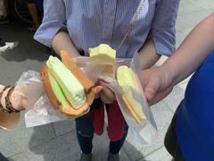 彩色吐司夹香草味冰淇淋-詹爷爷乌节路街头冰淇淋