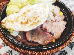 叉烧肉饼双拼煲仔饭-堂屋糖水店(愚园店)
