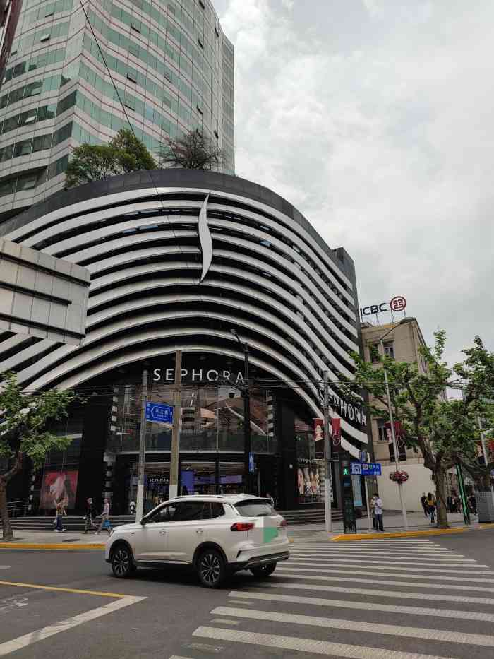丝芙兰sephora(向阳旗舰店)-"很大的丝芙兰.一楼化妆品二楼护肤. .