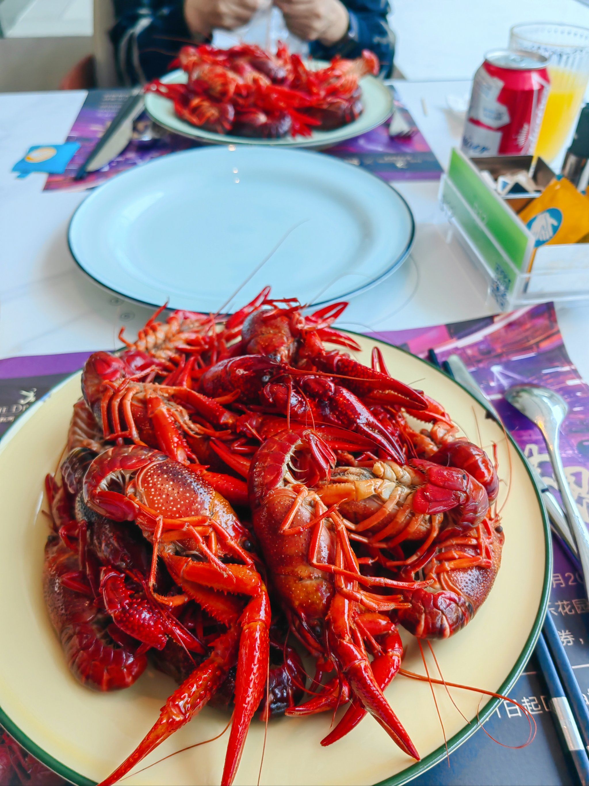 黄龙饭店的自助餐花色品种多,味道好,服务员的态度很好