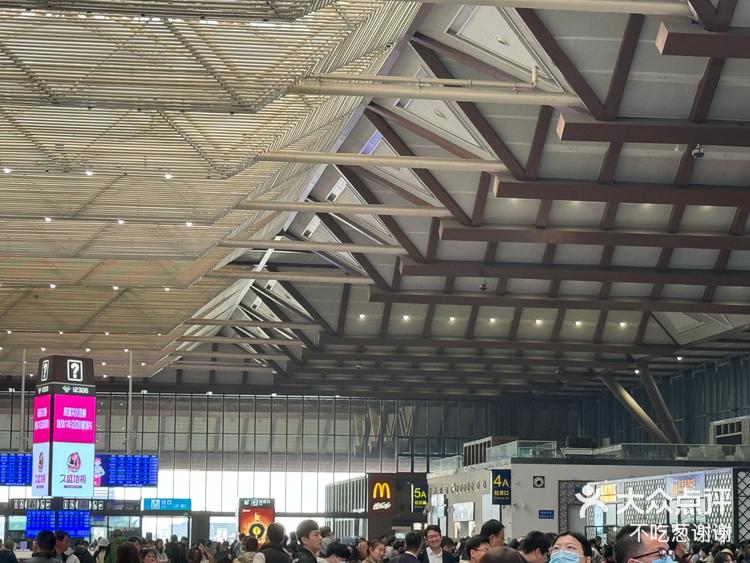 苏州火车站候车厅二楼的商业拆了