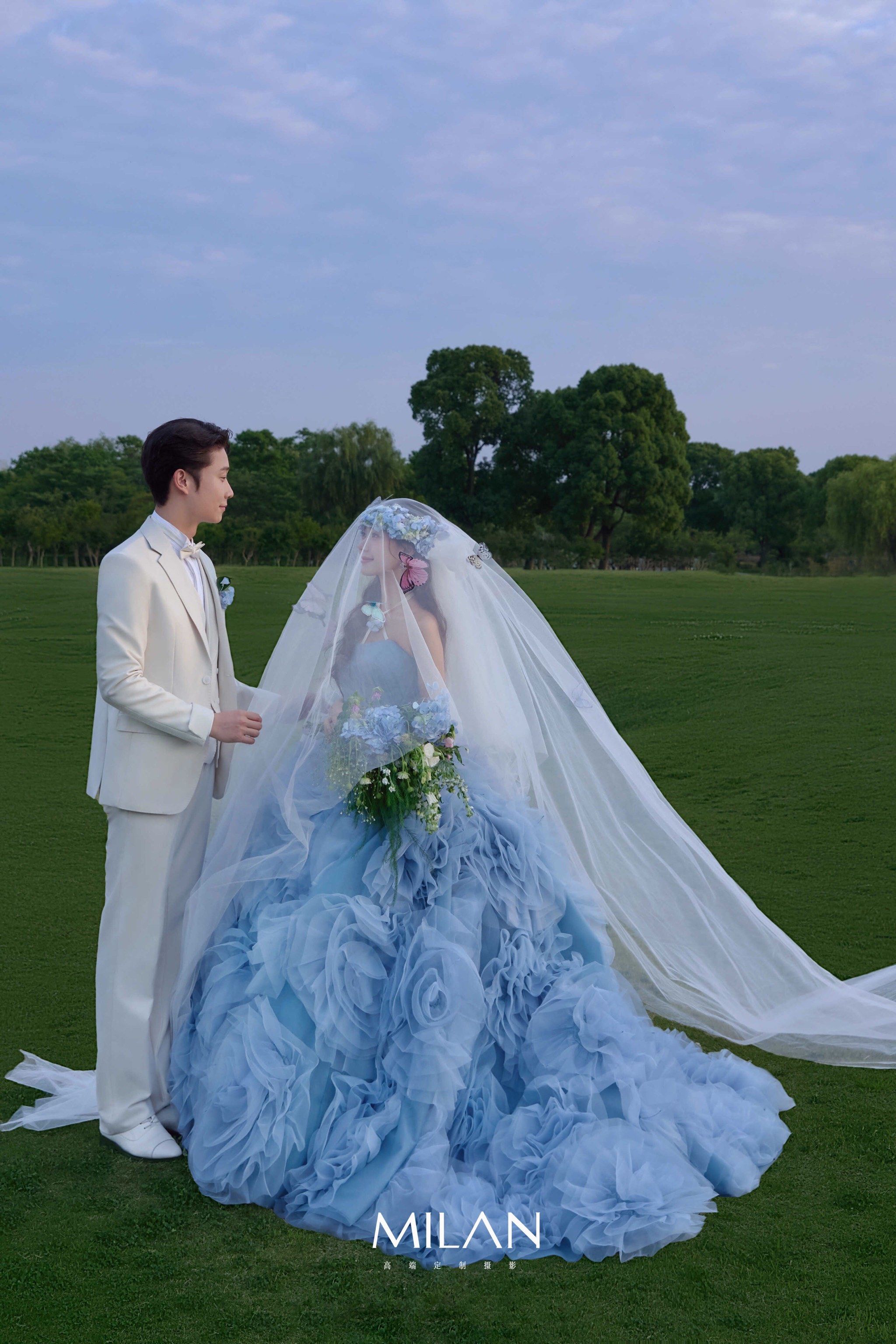 惊艳的蓝色婚纱森系婚纱照