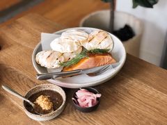 烟熏三文鱼配烤饺子皮和芥末籽酱-BOR Eatery(安福路店)