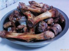 啃完之后的骨头棒子-老杨家熟食店
