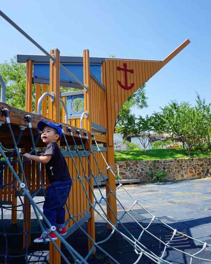 难得的好天气,舒服的阳光,因为是疫情期间,不能去人