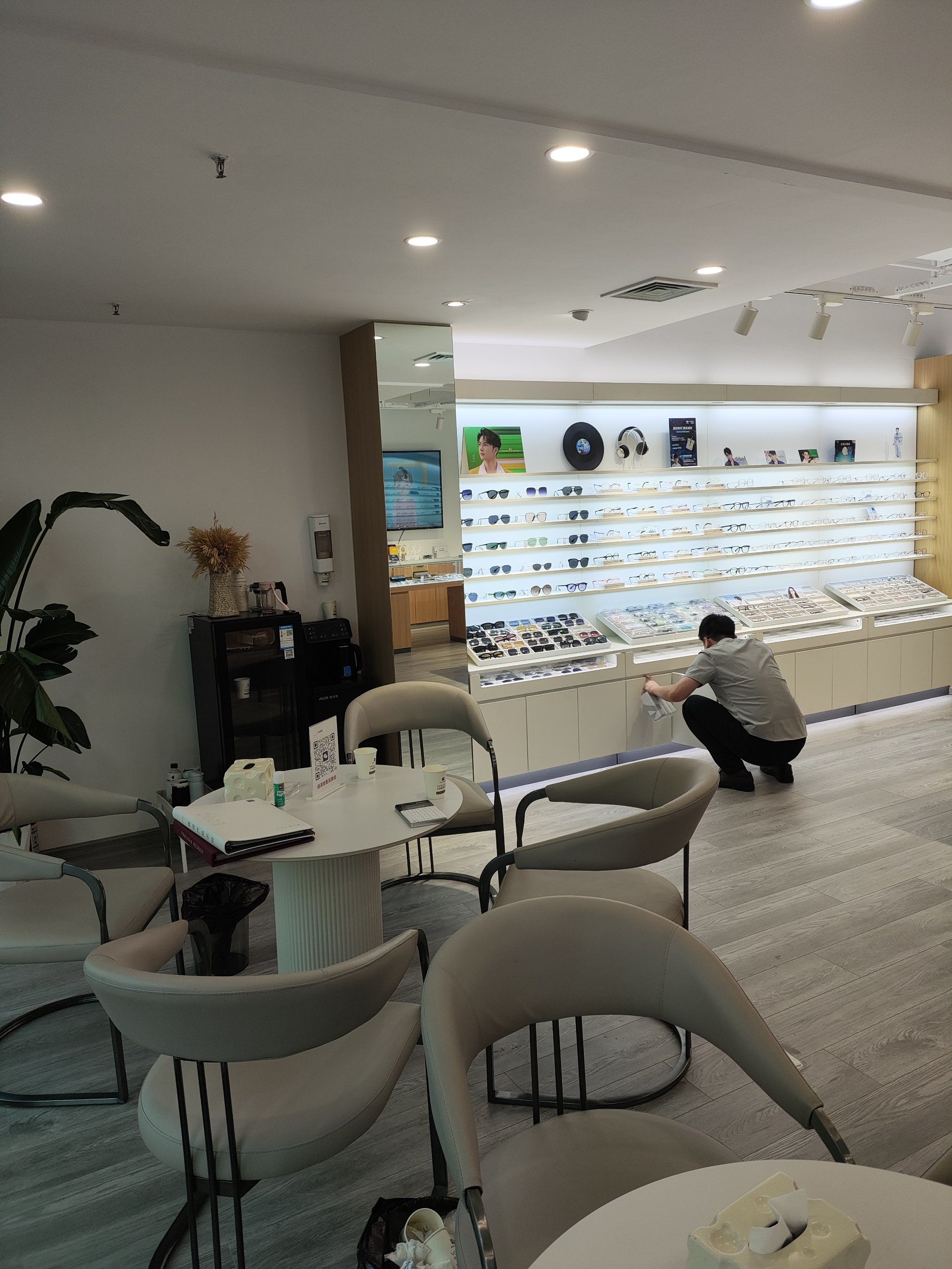这家眼镜店真的好专业[强]