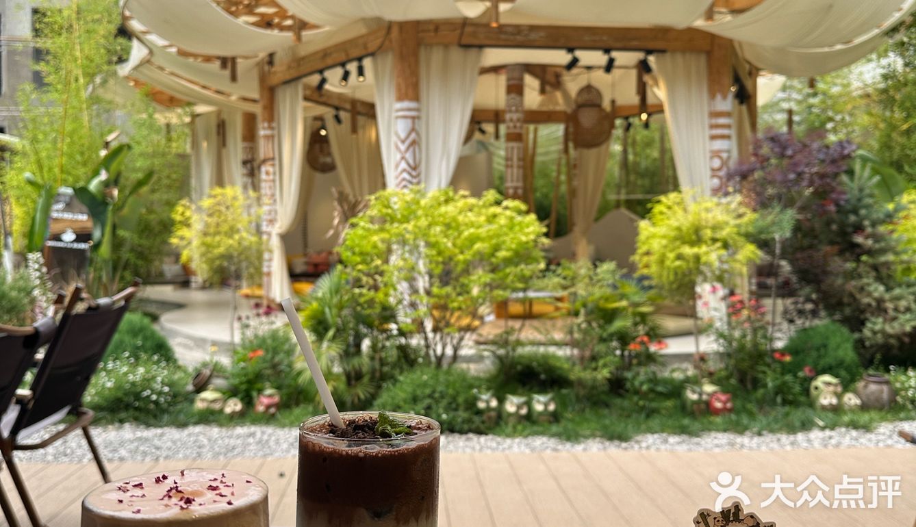 这就是当代年轻人到任何一个地方都要找一个美美的咖啡馆！