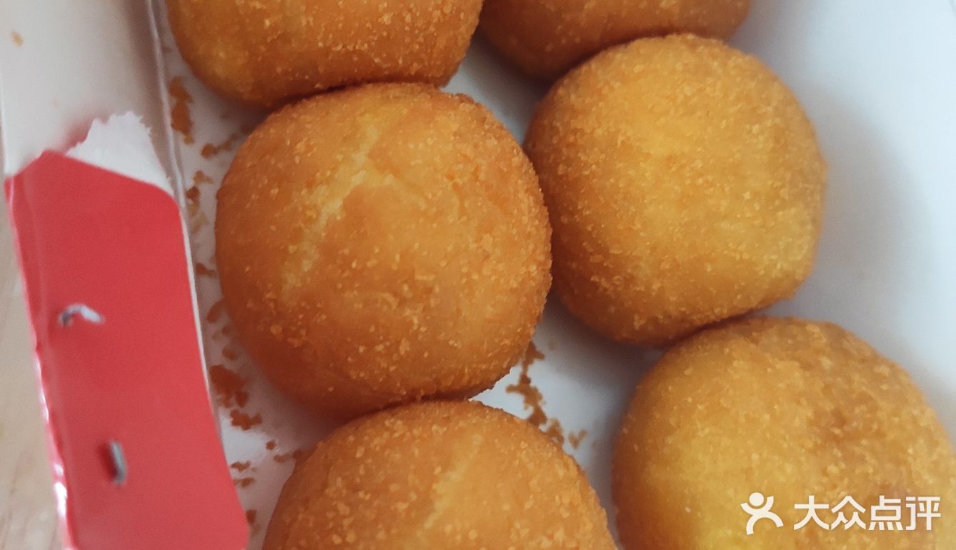 里面是紫色的芋泥，吃起来口感还是非常不错的