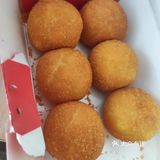 里面是紫色的芋泥，吃起来口感还是非常不错的