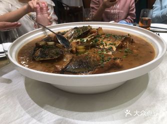我们拿手机拍菜，工作人员不让拍