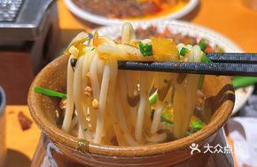 Pork Rice Noodle in Pot