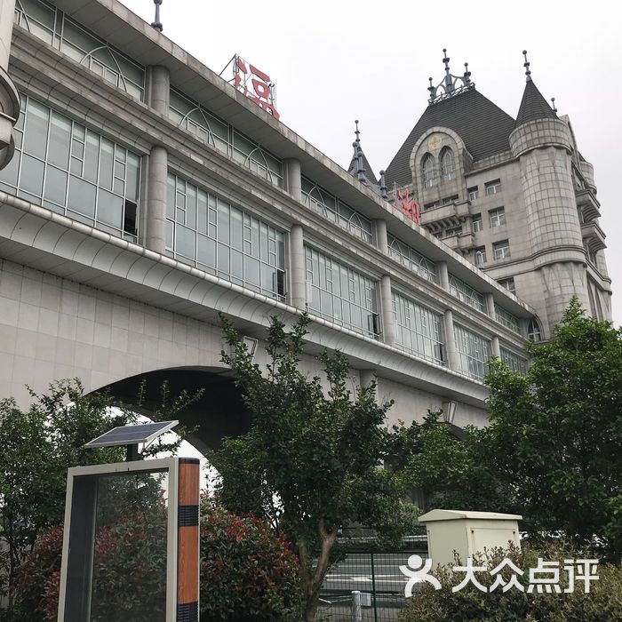滆湖服务区停车场