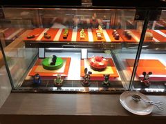 面包甜点陈列柜-富力希尔顿酒店·地阔自助餐厅