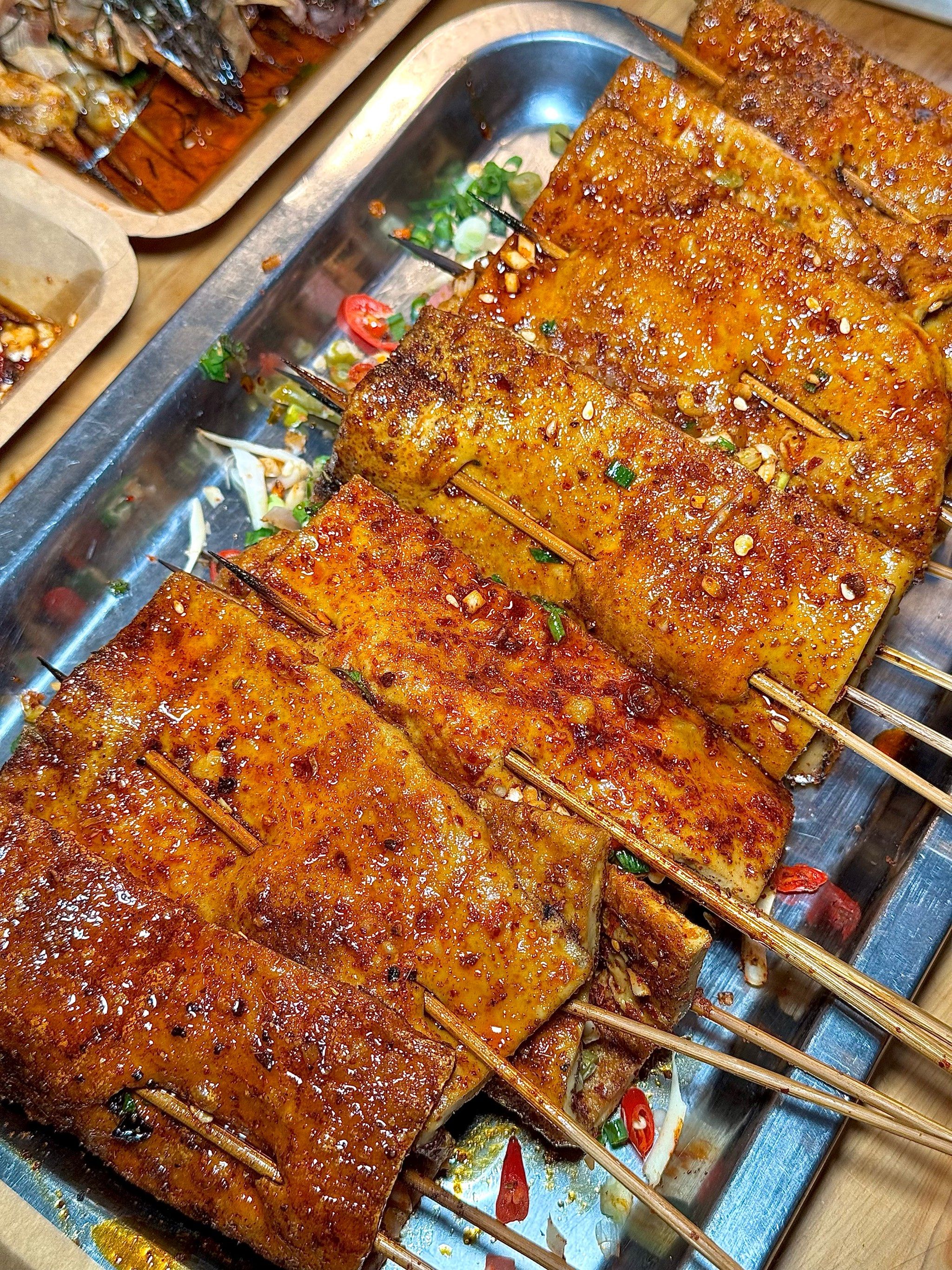 被朋友喊来龙泉吾悦吃这家烧烤
炭火烤制🔥主打烤鱼片 ,一到晚上