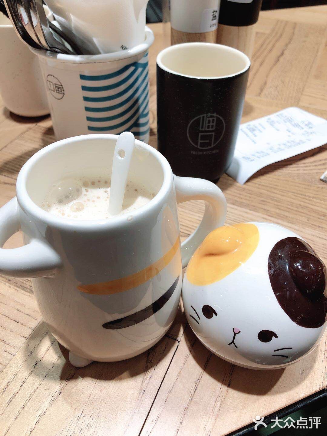 周末出去过小世界 点了羊排/牛排和蔬菜色拉