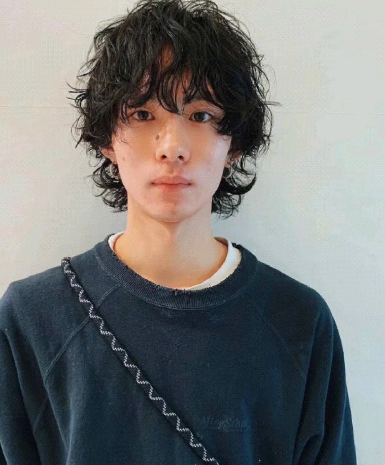 日系无性别卷发男生长发
日系无性别卷