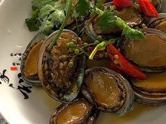 油泼鲍鱼-1910老鲁味海鲜·戳子肉·青岛菜(金沙滩店)