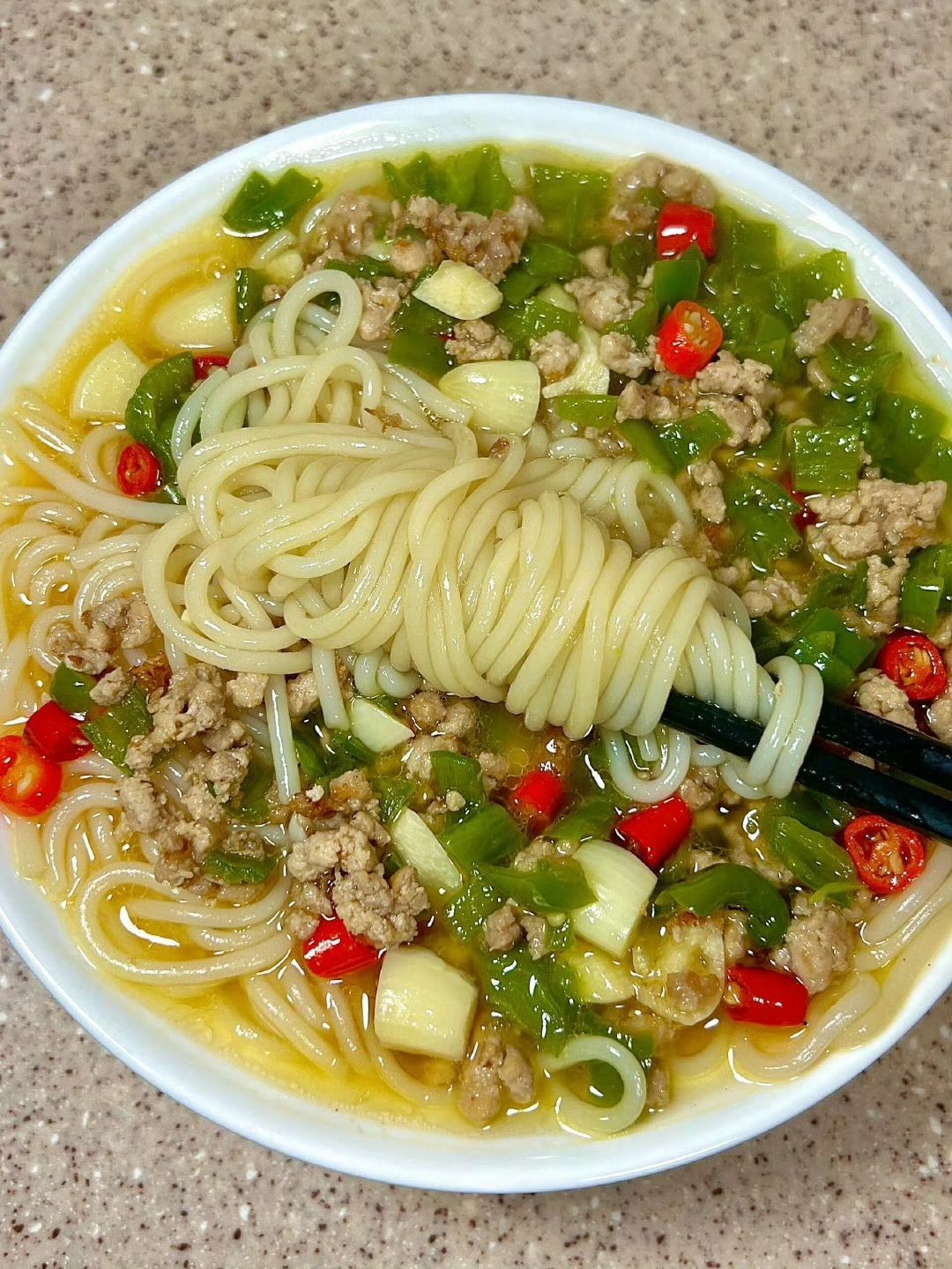 这碗青椒肉末米粉真的太绝了!一定要给我学会