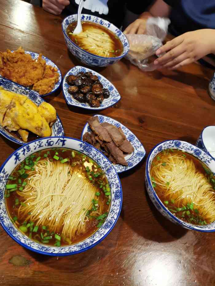 老横泾面馆-"今天有空一家们出动打卡网红老横泾面馆,心.