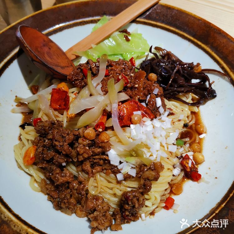 迎宾话很亲切声音也温暖洪亮！小年轻坐着的时候她也在站着