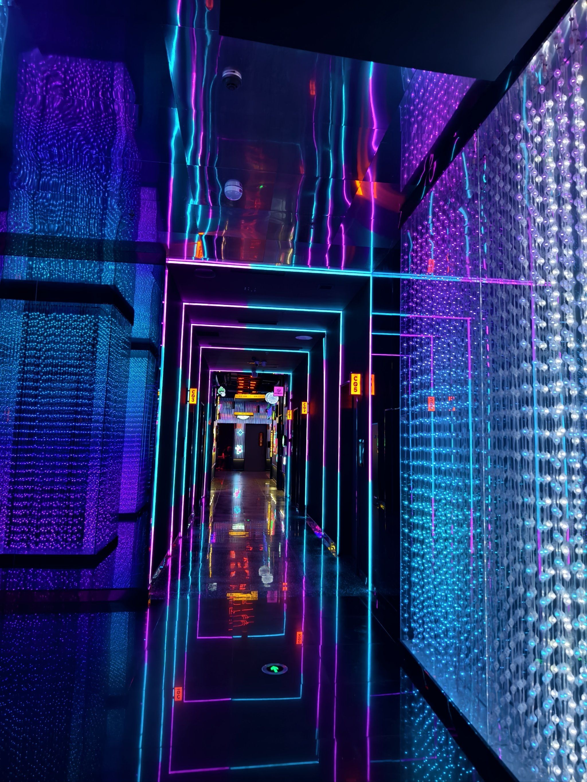 这是穿越到二次元空间?不,它是ktv