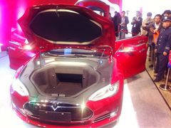 特斯拉电动汽车-东浩兰生上海世博展览馆